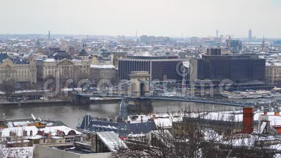 从山上眺望多瑙河上的川仪大桥视频的预览图