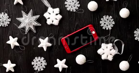 圣诞装饰品和智能手机视频的预览图