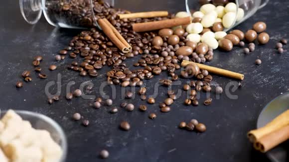 两杯带花生的巧克力和咖啡豆视频的预览图