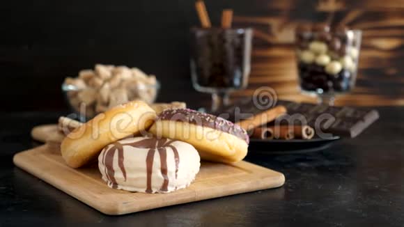 木制木板上的香甜可口的甜甜圈视频的预览图