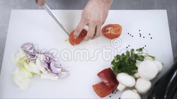 厨师手切番茄的最大景观视频的预览图