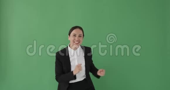 女商人在绿色背景下跳舞视频的预览图