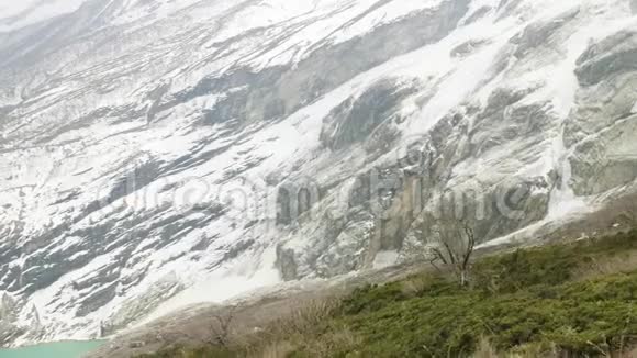 雪崩从马纳斯鲁山向下移动到比伦德拉湖差不多吧视频的预览图