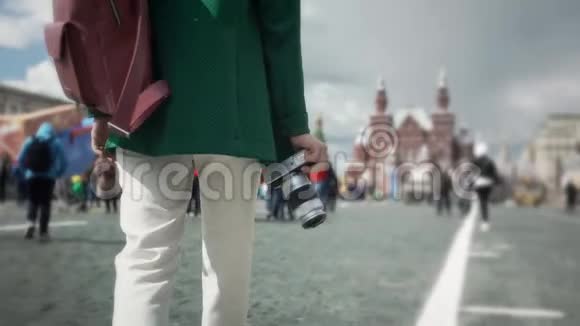 无法辨认的女人带着相机在莫斯科漫步克里姆林宫的夏天视频的预览图