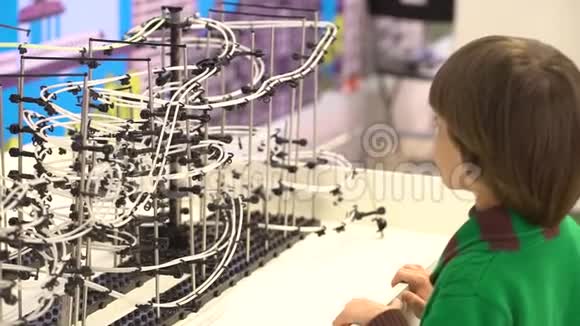 儿童与机器人机器人展览上一个好奇的男孩现代玩具孩子和未来虚拟游戏视频的预览图