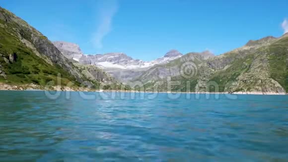 来自高山湖的水平静地流入湖岸视频的预览图