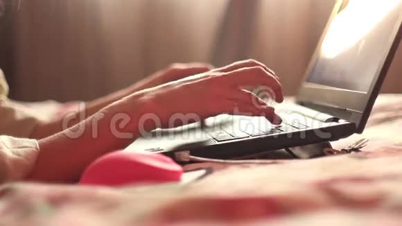 带着笔记本电脑躺着的女孩视频的预览图