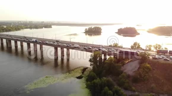 从无人机到大桥上的车流视频的预览图