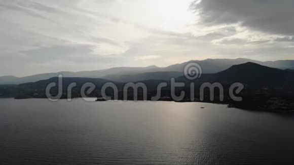 克里特岛空中观景从海上飞向克里特岛夕阳下美丽的岛屿视频的预览图