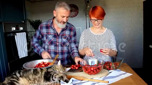 成年夫妇男女剥切草莓做草莓酱互相喂饭笑着玩缅因州考恩凯特视频的预览图