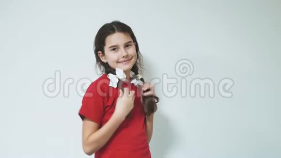 害羞的小女孩站着可爱的少女在白色背景下害羞情感是大孩子的生活方式视频的预览图