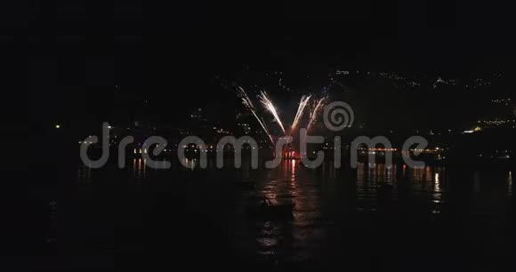飞越意大利海滨的敬礼俯瞰夜城4K空中视频的预览图