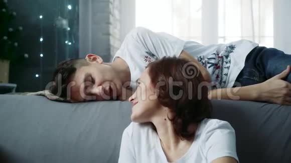 可爱的女人在床边和她儿子说话儿子和他母亲分享秘密视频的预览图