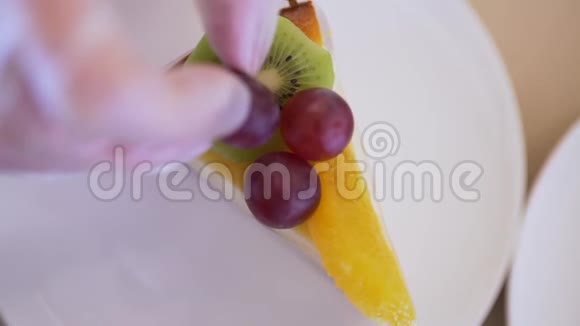 厨师用水果装饰甜点视频的预览图