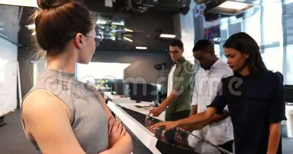 女行政人员在办公室工作的同事4k时交叉双臂打磨视频的预览图