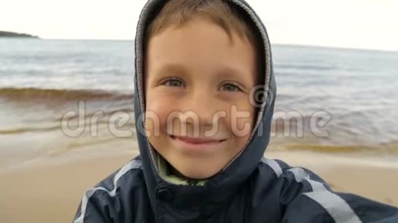 3这个男孩在海边拍自己的照片视频的预览图