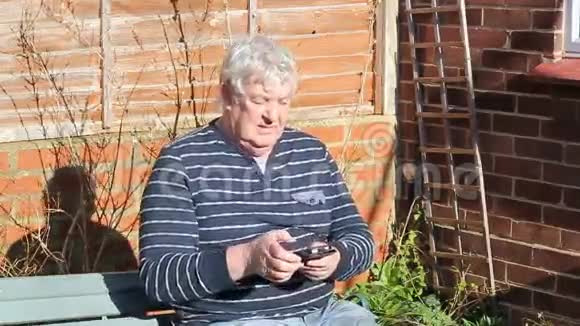 老人在手机上发短信视频的预览图