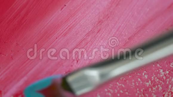 用画笔在白纸上描画用明亮的粉红色和蓝色的丙烯酸颜料将其封闭起来视频的预览图