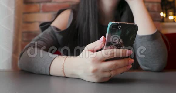 女孩在餐馆用手机视频的预览图
