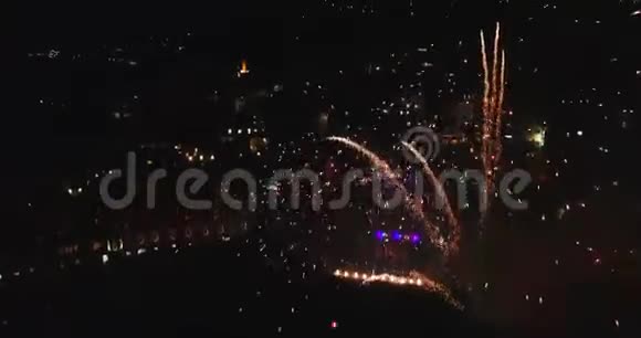 飞越意大利海滨的敬礼俯瞰夜城4K空中视频的预览图