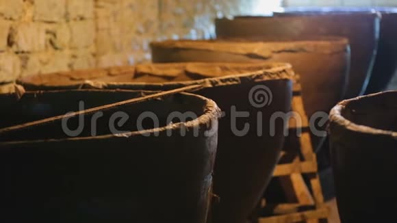 古老的地窖有巨大的粘土缸葡萄酒生产传统视频的预览图