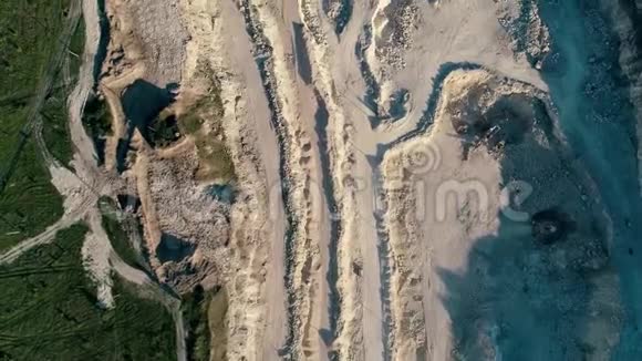 4K无人机空中镜头飞越山顶的石场视频的预览图