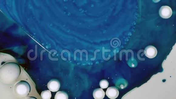 抽象背景丙烯酸气泡在深蓝色的油中混合视频的预览图