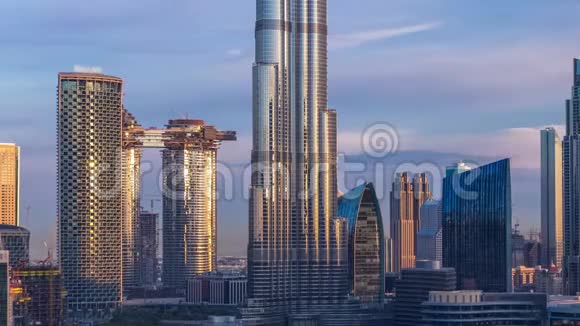 迪拜市中心的天际线在日出时与迪拜塔和其他塔的全景从迪拜的顶部视频的预览图
