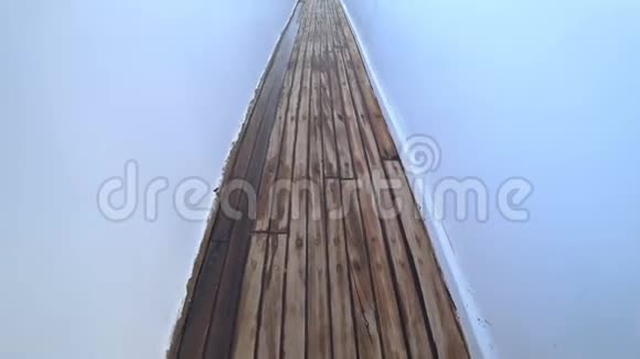 镜头缓缓升起露出了矗立在海中的游艇的长甲板木板做成的长木地板视频的预览图
