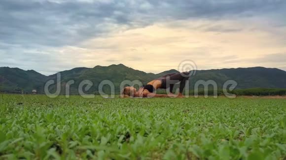 展示女孩在草地上做瑜伽与景观视频的预览图