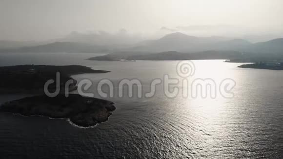 克里特岛空中观景从海上飞向克里特岛夕阳下美丽的岛屿视频的预览图