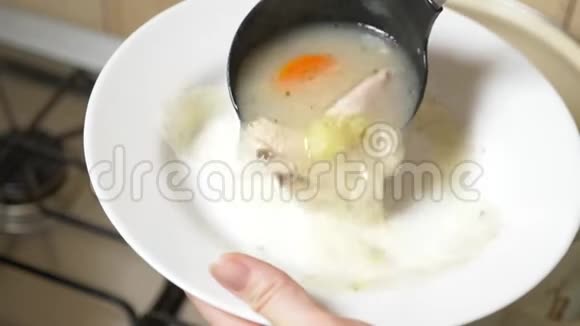 有人把炖锅里的鸡汤倒进碗里4k慢动作视频的预览图