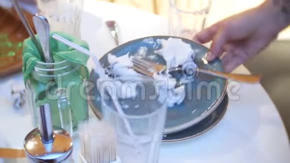 用叉子勺子和废弃食物倒在桌子上4k视频的预览图