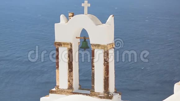 古老的钟声悬挂在生锈的拱门上俯瞰着蓝色的大海宗教希腊视频的预览图
