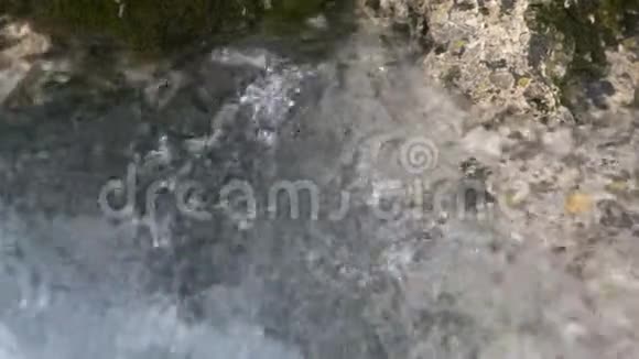 水流在石头间流动清澈的水很快就会落在石头周围视频的预览图
