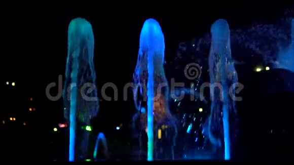 夜间喷泉中的蓝色水流非常缓慢的运动视频的预览图