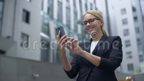 女商人对智能手机上的方便应用程序感到兴奋电子组织者视频的预览图