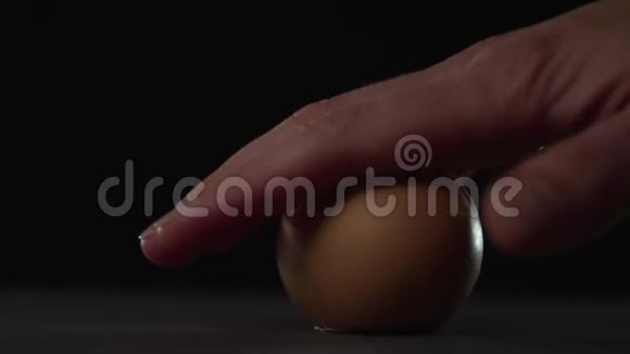手把表面的蛋卷起来破壳视频的预览图