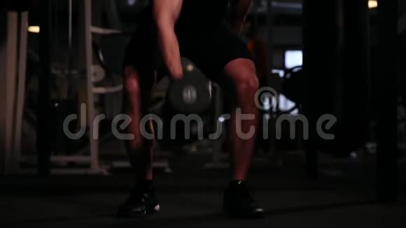 一个职业运动员在健身房锻炼一个体重视频的预览图