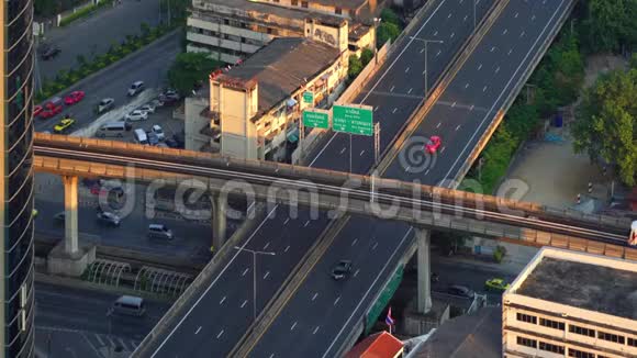 泰国曼谷日落时分的BTS空中列车交通概念中的Sathorn路和交叉口视频的预览图
