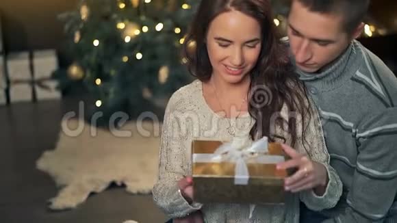 圣诞快乐年轻夫妇在家庆祝圣诞节视频的预览图