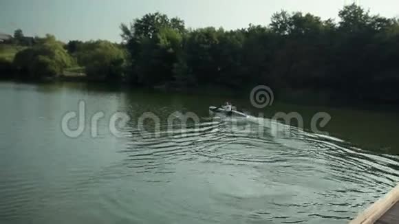 秃子在湖边皮划艇视频的预览图