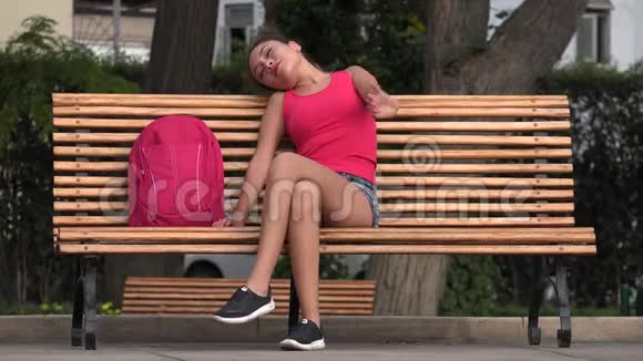 快乐的女学生在公园的长椅上放松和休息视频的预览图