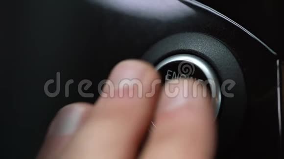 关闭男性手指按下汽车发动机启动停止按钮视频的预览图