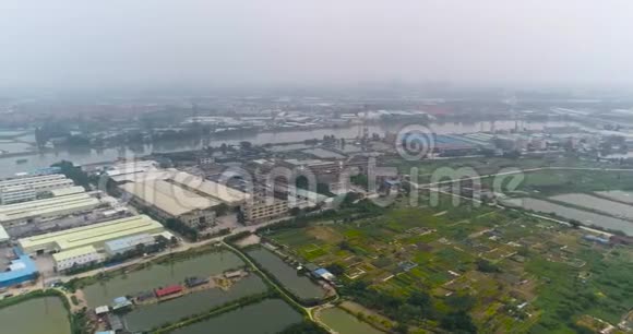 中国河岸上的工业商店河岸上的植物视频的预览图