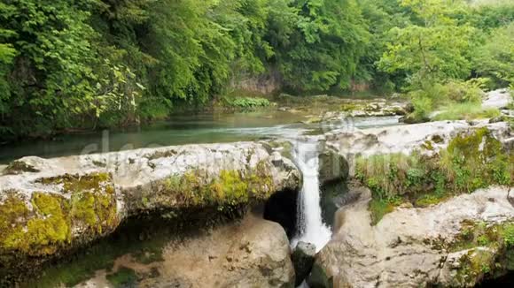 潮湿的热带森林中的瀑布暴风骤雨的河流森林里美丽的瀑布纯净水视频的预览图