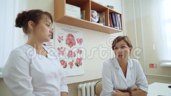 女医务人员聚集在综合科主任办公室会上的医生视频的预览图