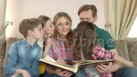孩子们亲吻和拥抱父母视频的预览图