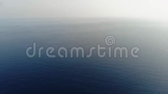 照相机飞过平静的海面飞过大海清晰的地平线空中观景4K视频的预览图