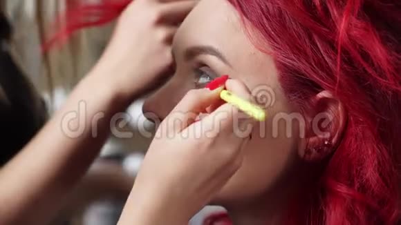 化妆师在美容院给顾客画眼皮视频的预览图